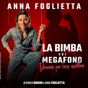 La bimba col megafono