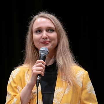 Monologo di donna con pecorino