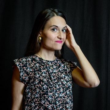 La ragazza con la lavastoviglie di perla